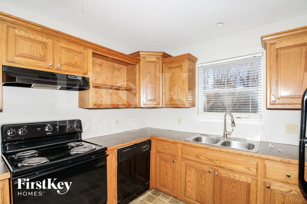 410 N Titus Ave - Photo 7 of 15