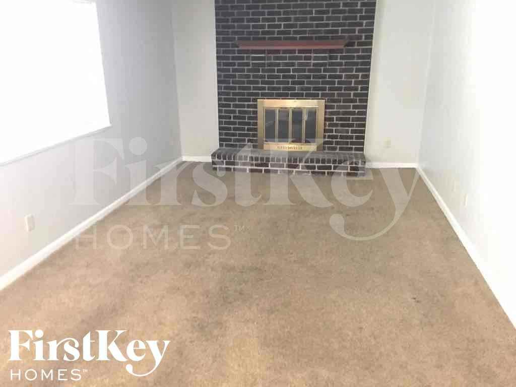 2856 Baywood Dr - Photo 2 of 11