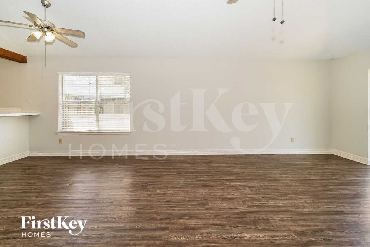 21134 Western Valley Dr - Photo 2 of 20