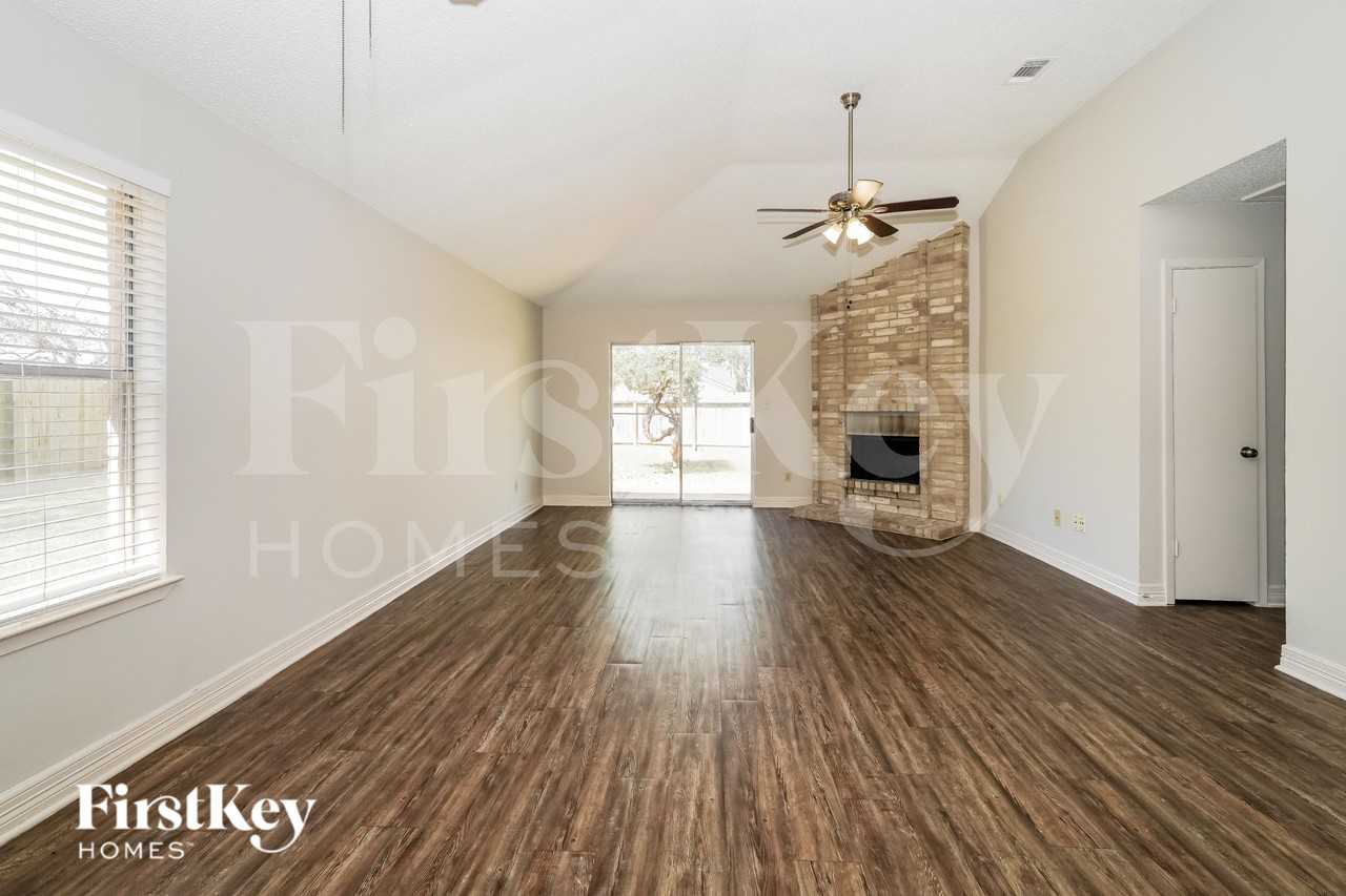 21134 Western Valley Dr - Photo 3 of 20