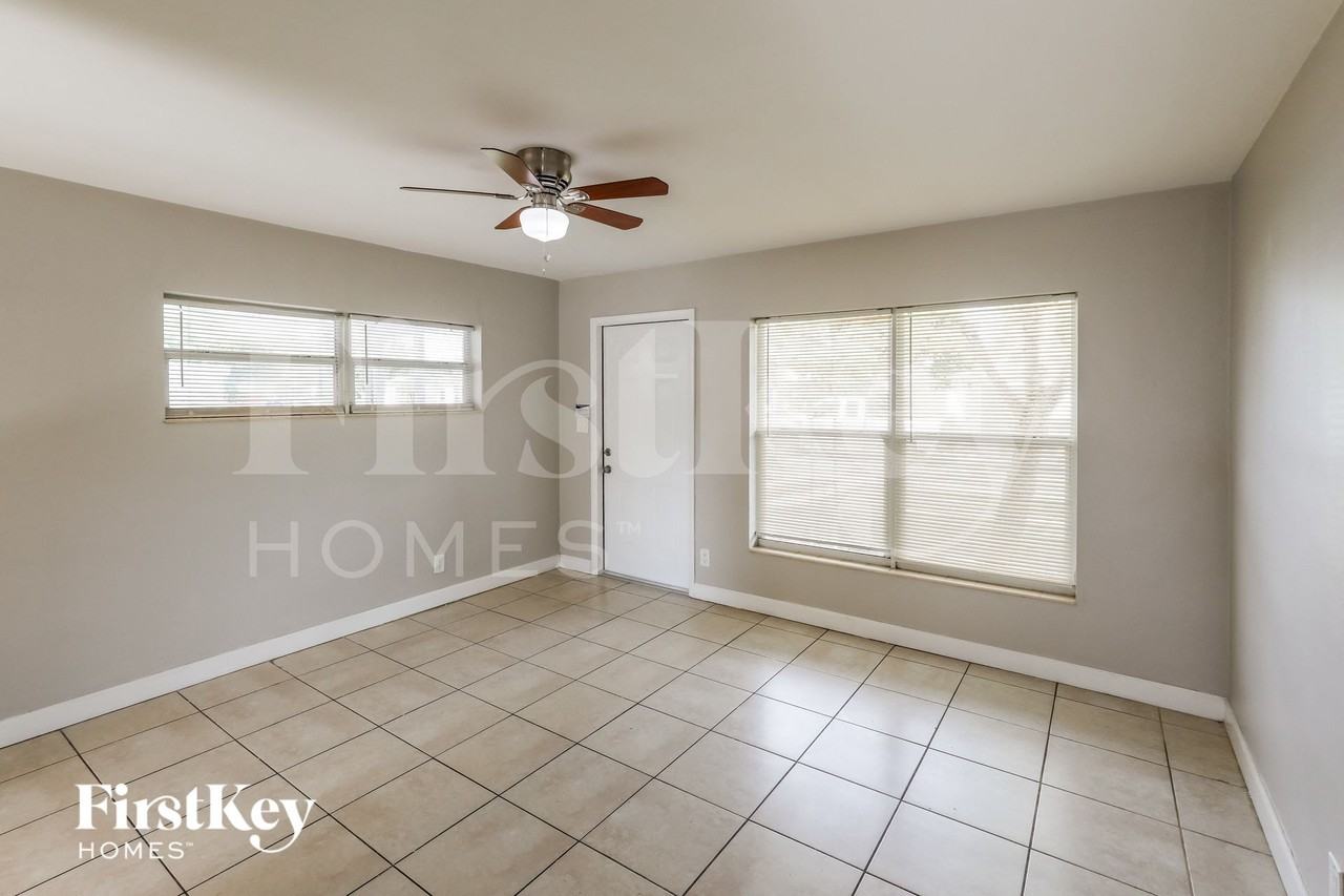 210 Nwst - Photo 2 of 15