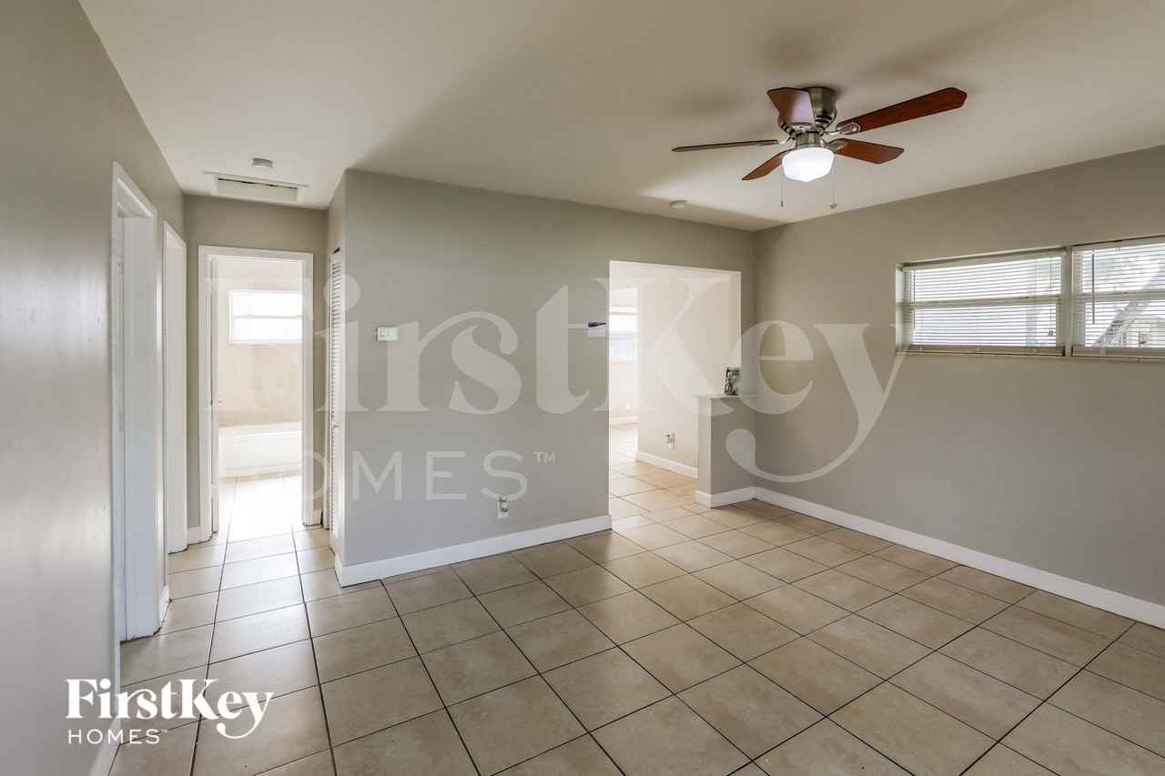 210 Nwst - Photo 3 of 15