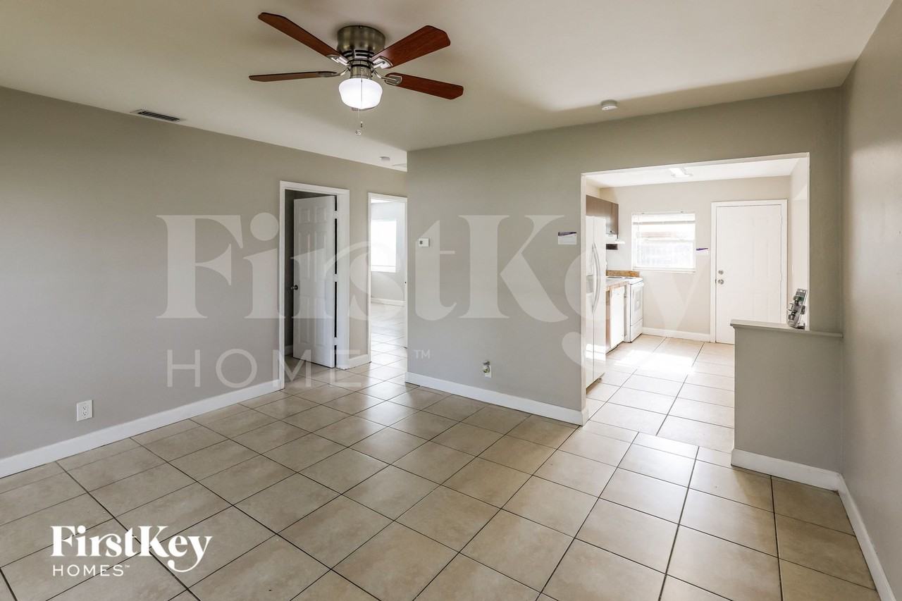 210 Nwst - Photo 4 of 15