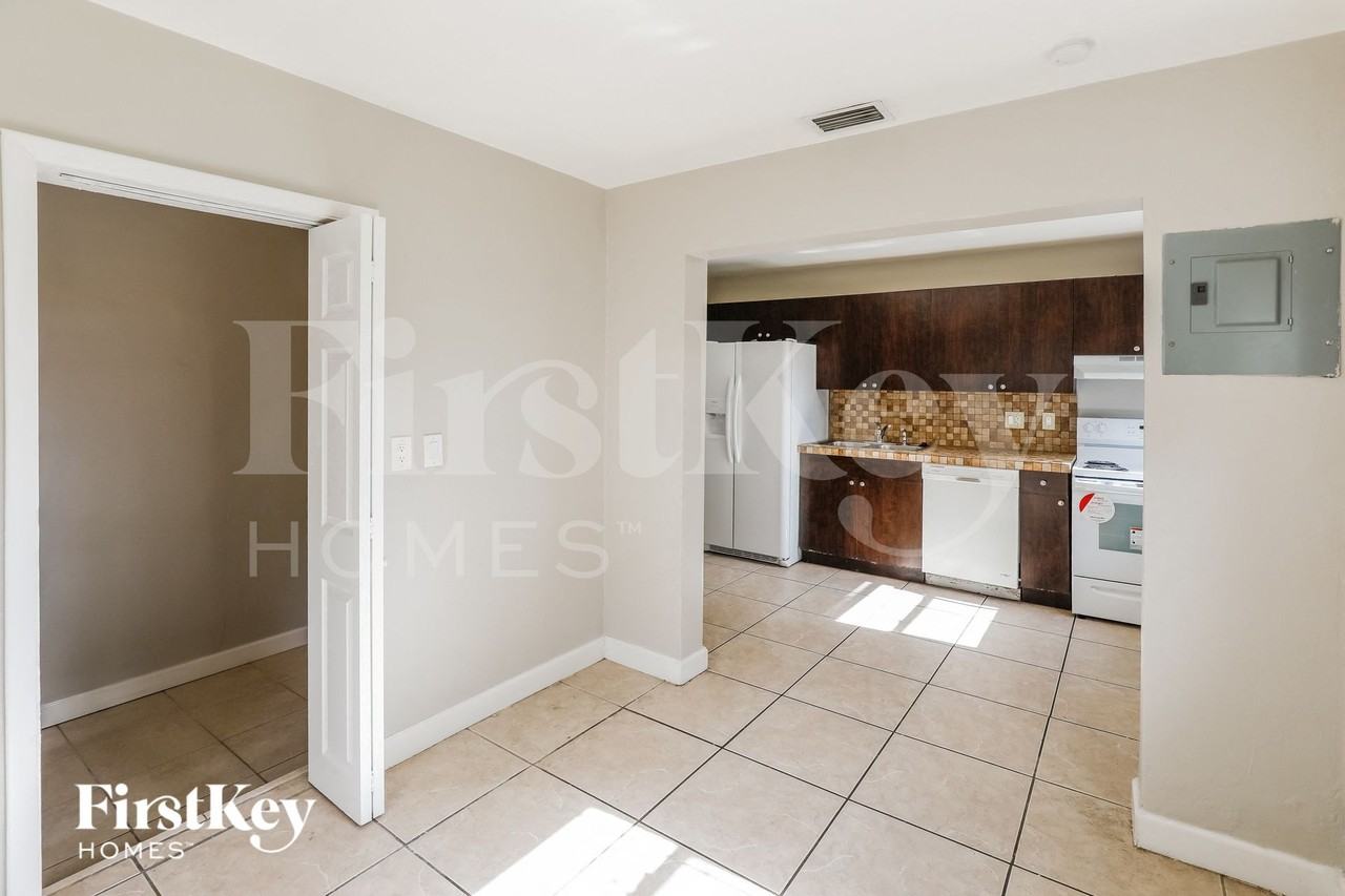 210 Nwst - Photo 7 of 15