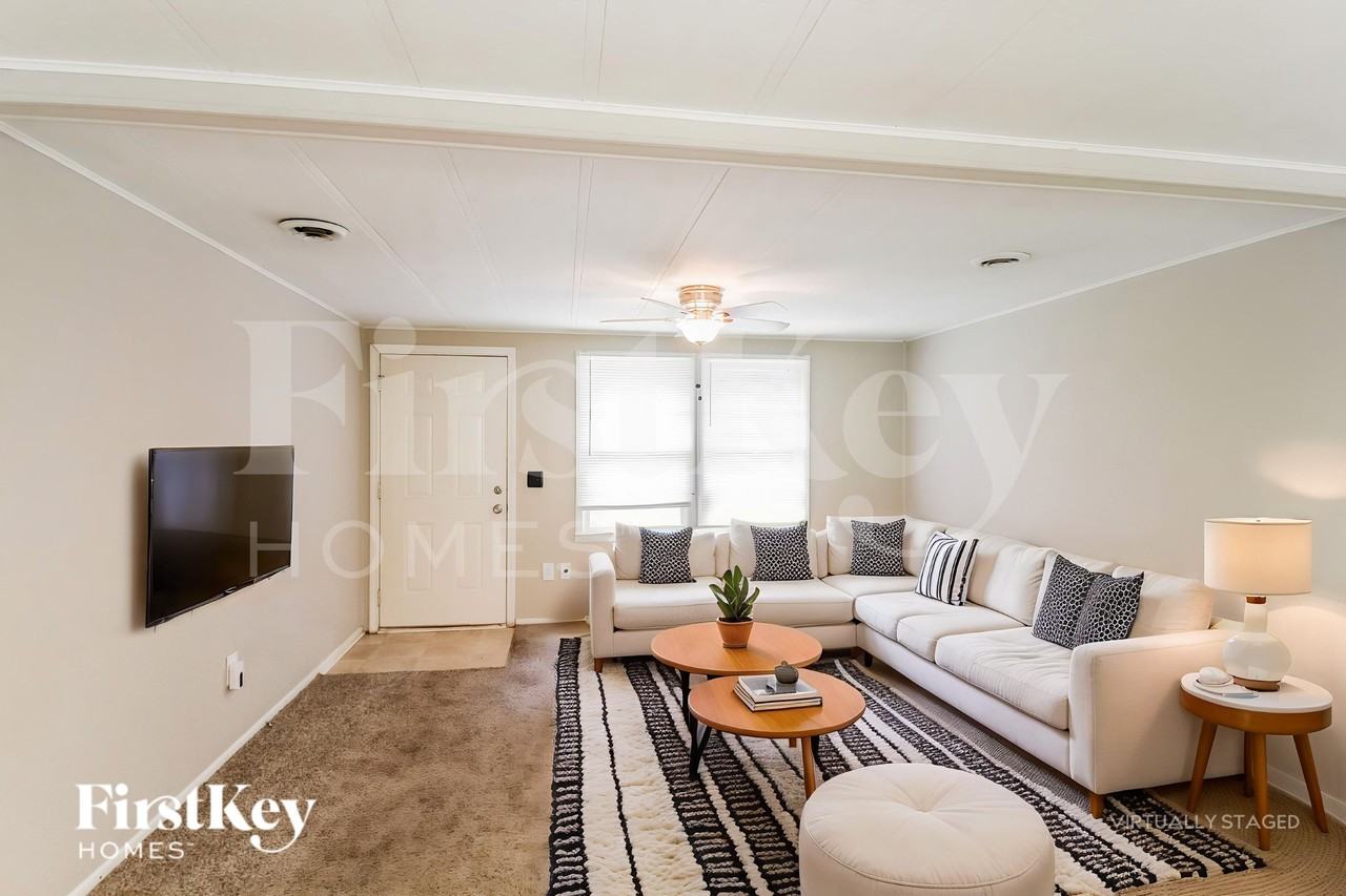 1052 Adrian Cir Sw - Photo 3 of 19