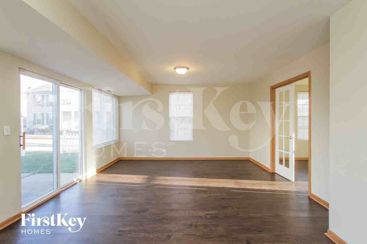 1033 Four Seasons Blvd - Photo 3 of 15