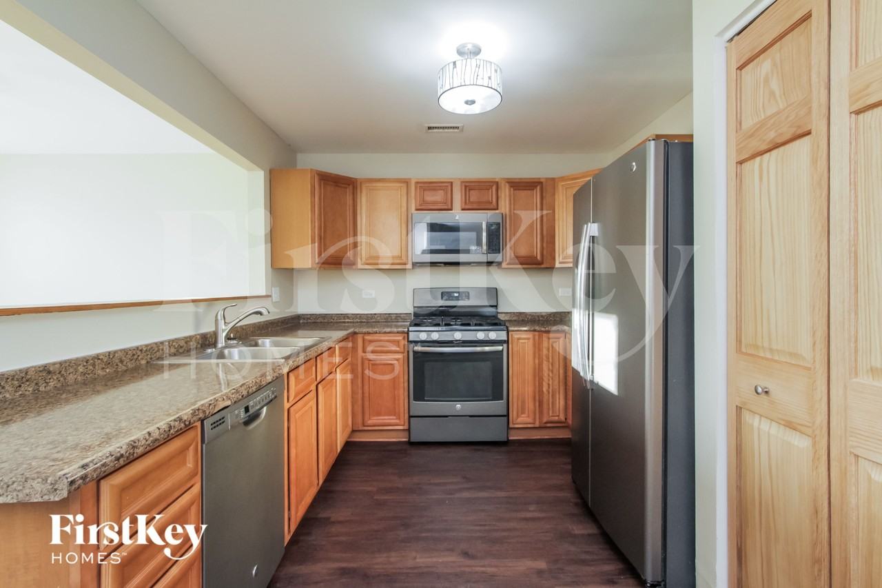 1033 Four Seasons Blvd - Photo 5 of 15