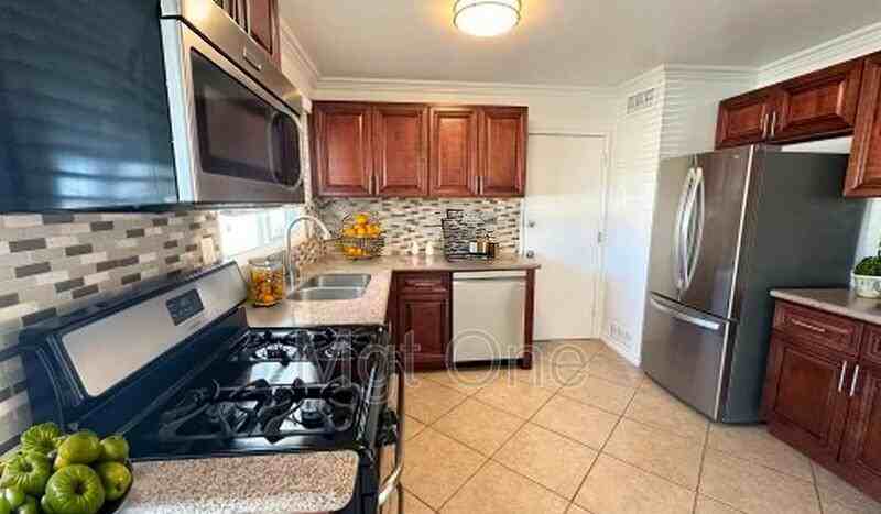 3163 Sierra Ave - Photo 3 of 20