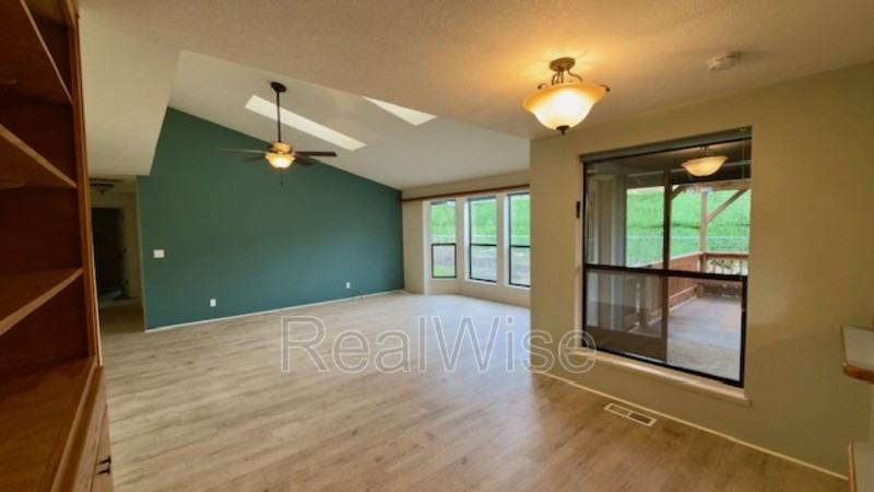 2240 Nw Cabrillo Ct - Photo 5 of 45