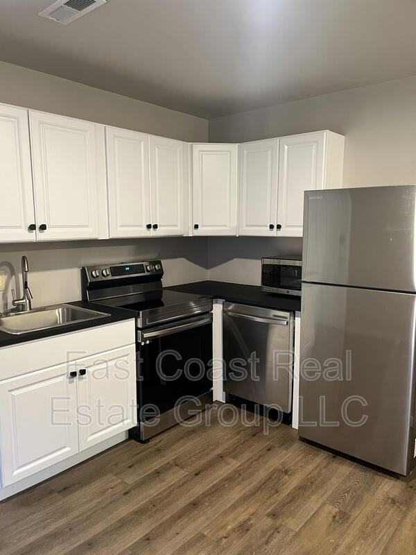 121 E Franklin St #2 - Photo 7 of 8