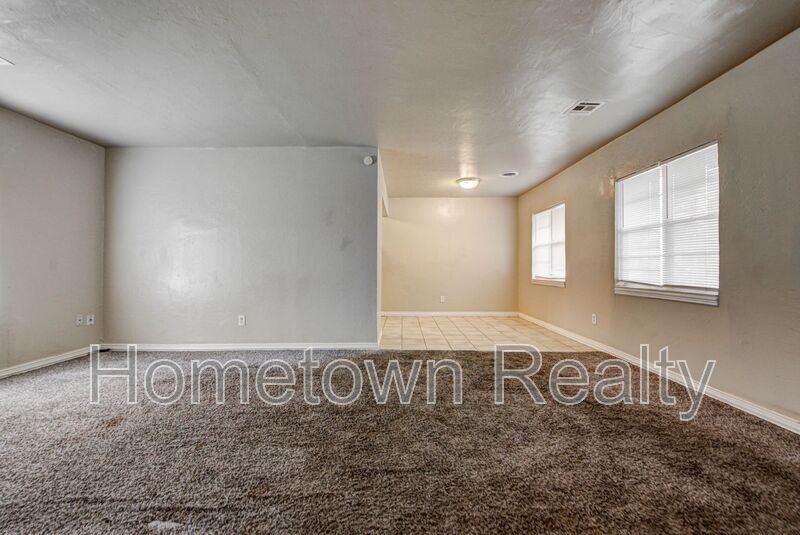 1506 Ne 43rd St - Photo 4 of 20