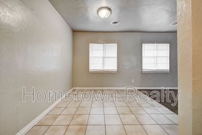 1506 Ne 43rd St - Photo 6 of 20