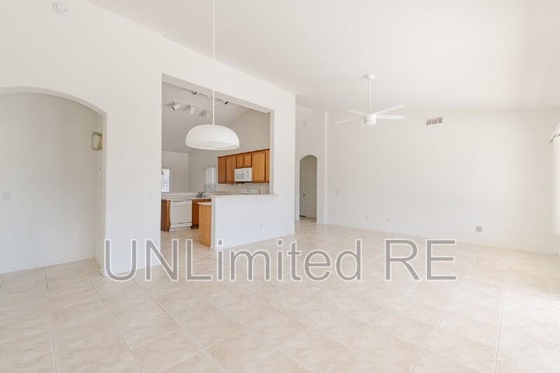 1865 W Wagon Wheel Rd - Photo 6 of 29