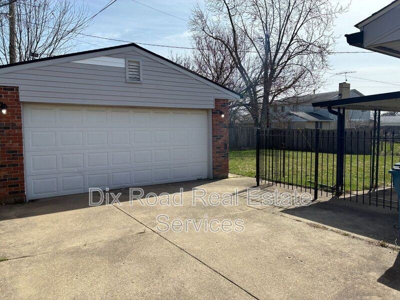 7106 Lunceford Dr - Photo 3 of 27