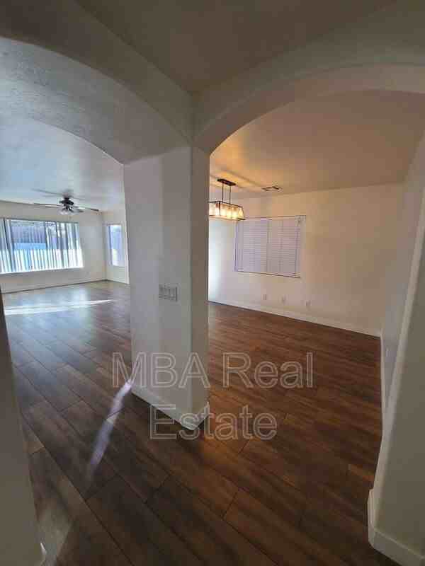 5227 W Desert Ln - Photo 7 of 20