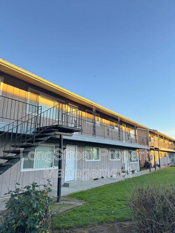 970 Nw Garfield Ave #3 - Photo 2 of 21