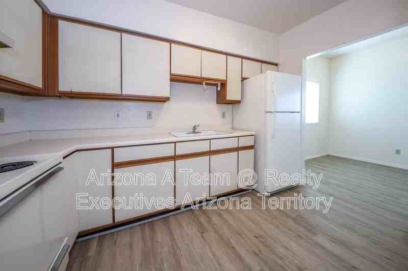 312 E 24th St #4 - Photo 4 of 18