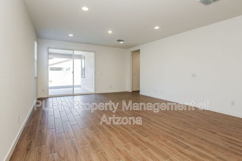 9524 W Flower St - Photo 7 of 33