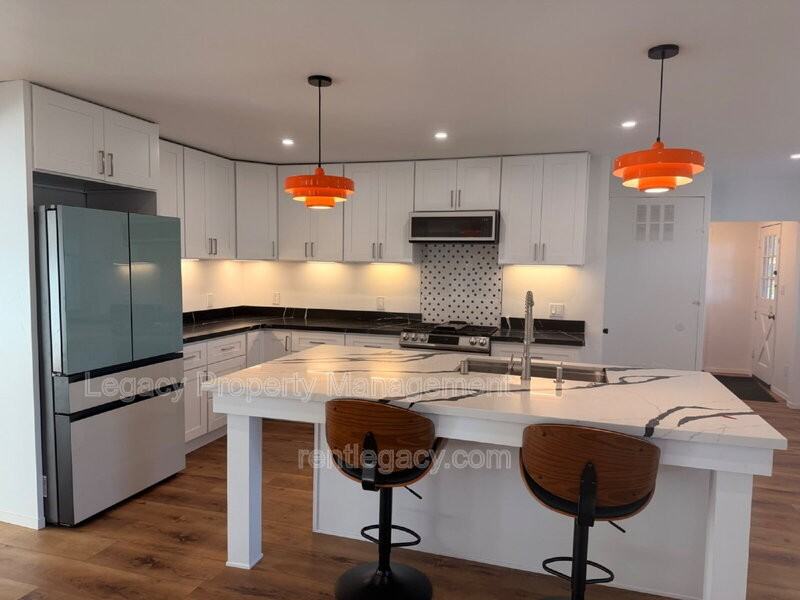 1249 Davis Ave - Photo 2 of 22