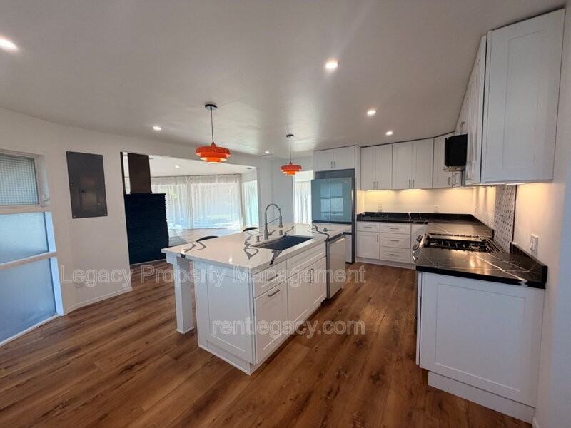 1249 Davis Ave - Photo 3 of 22