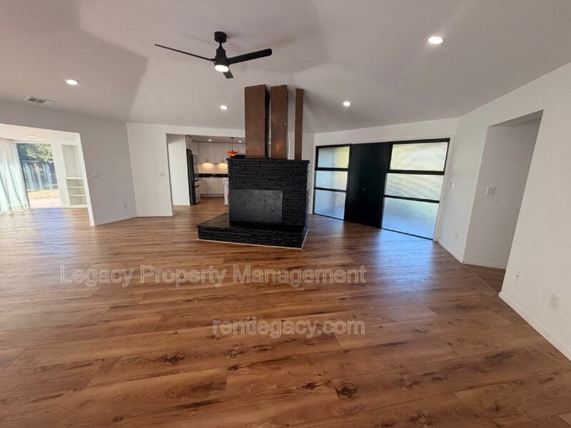 1249 Davis Ave - Photo 4 of 22