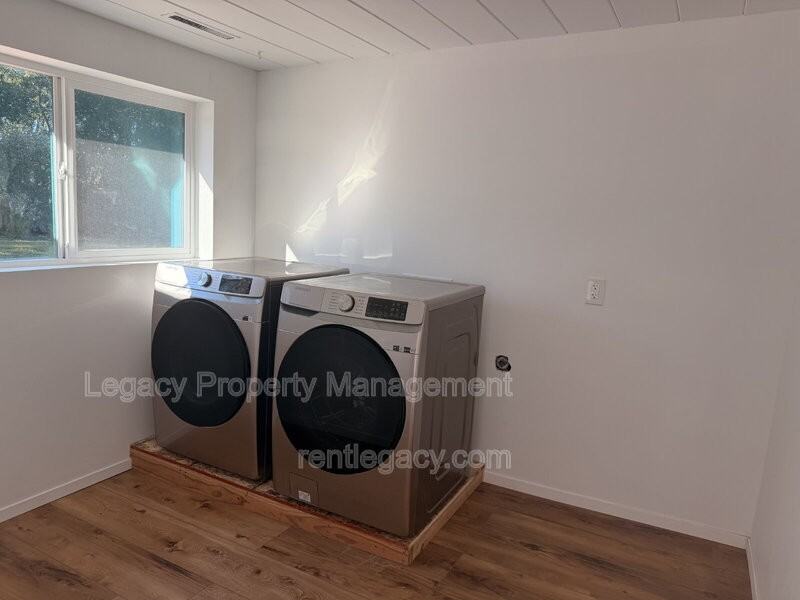 1249 Davis Ave - Photo 5 of 22