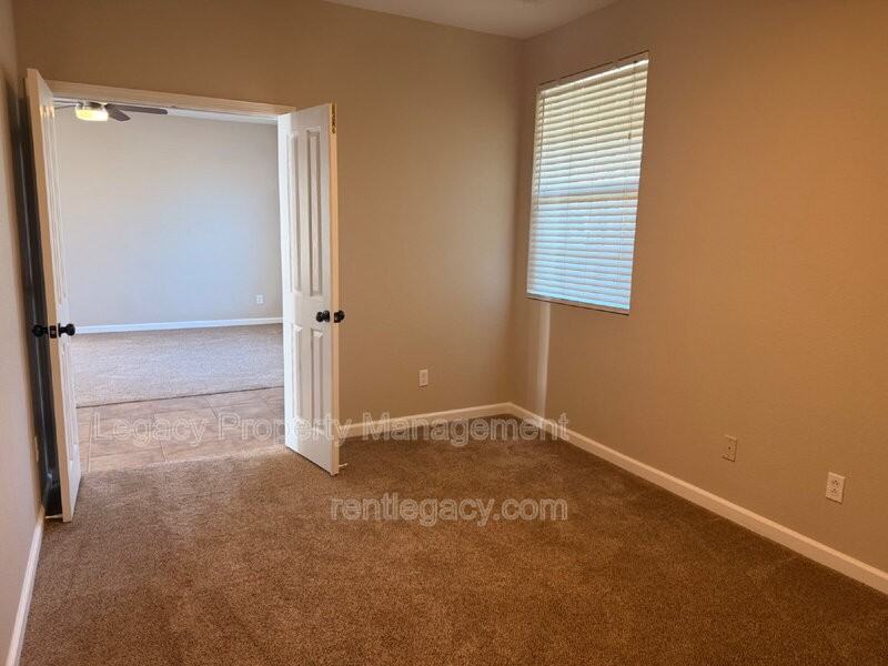 4711 Summerset Dr - Photo 6 of 26