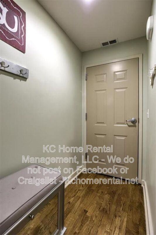 200 E 43rd St #301 - Photo 4 of 21