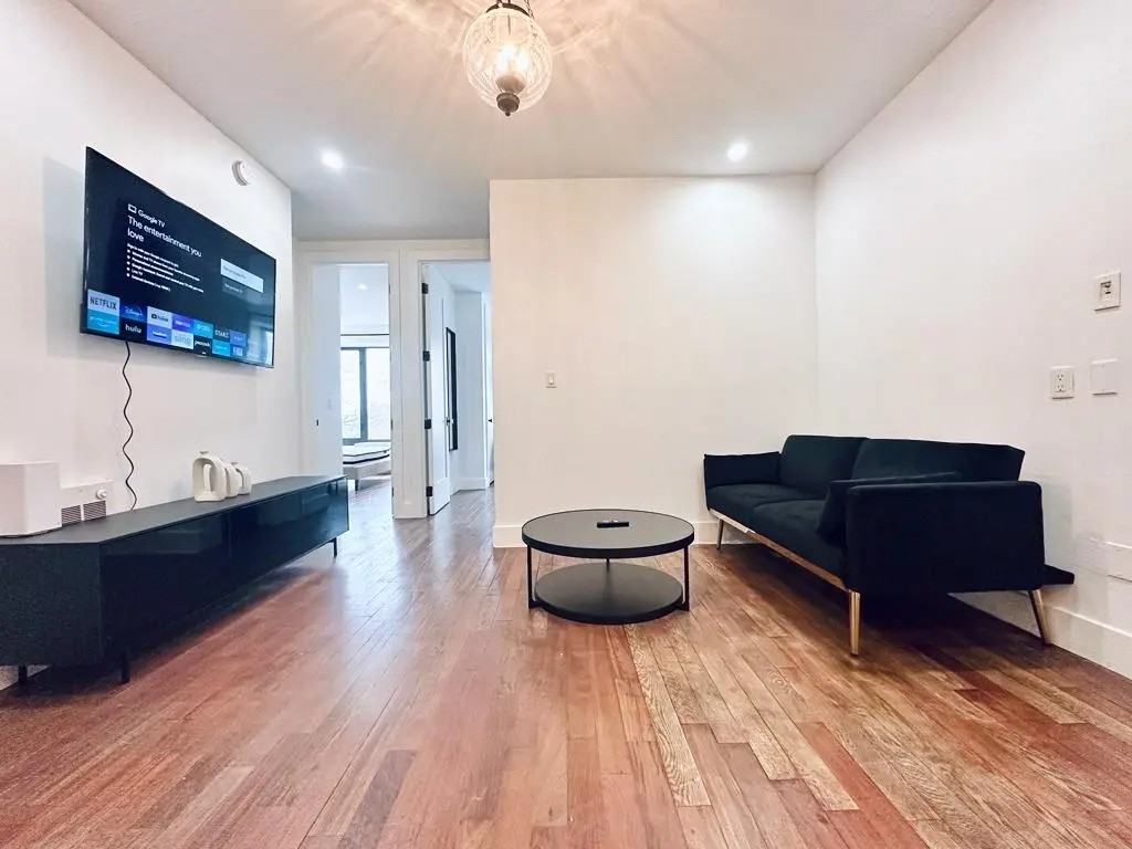 Private Bedroom in 4 Bedroom/2 Bathroom Home - Photo 5 of 8