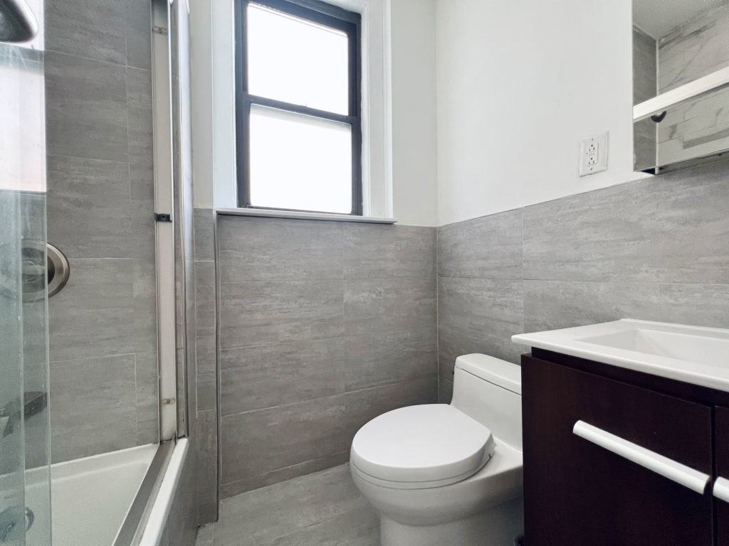 Private Bedroom in 4 Bedroom/2.5 Bathroom Home - Photo 4 of 10