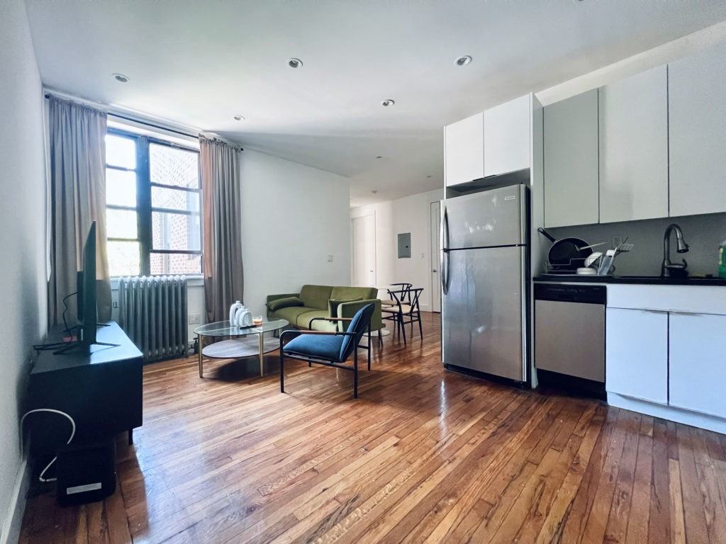 Private Bedroom in 4 Bedroom/2.5 Bathroom Home - Photo 5 of 10