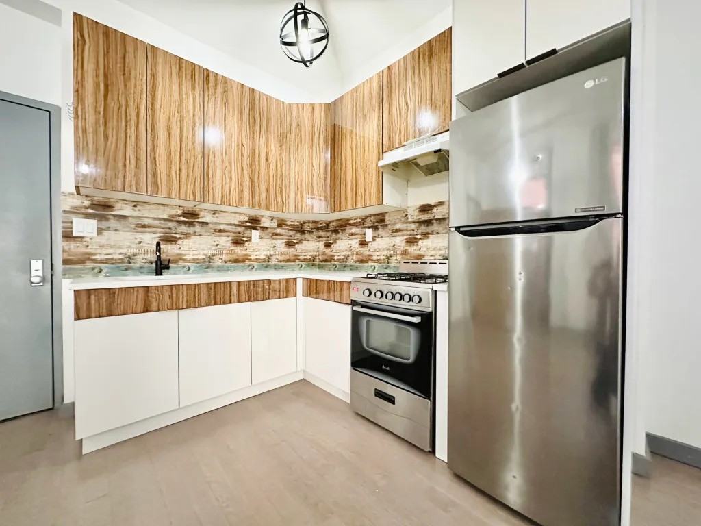 Private Bedroom in 3 Bedroom/1 Bathroom Home - Photo 3 of 8