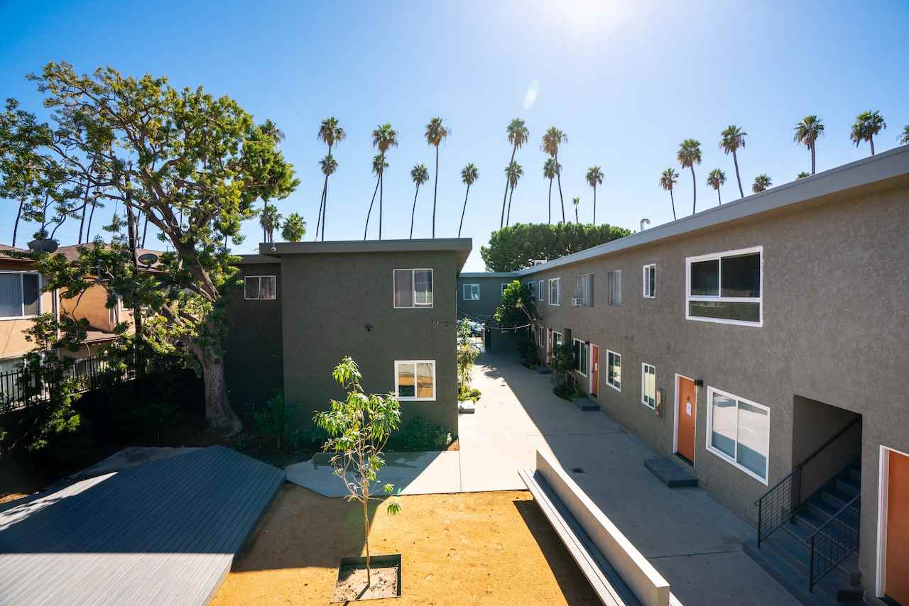 419 W Queen St #5 - Photo 6 of 13