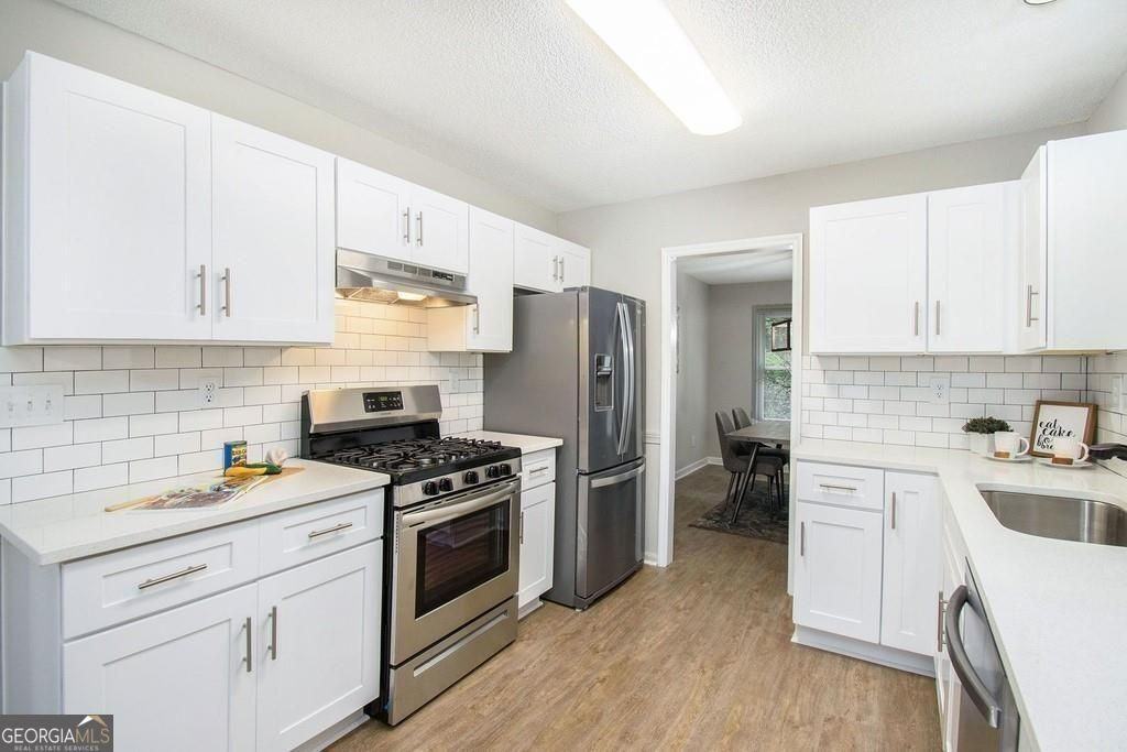 140 Crabtree Dr - Photo 3 of 25