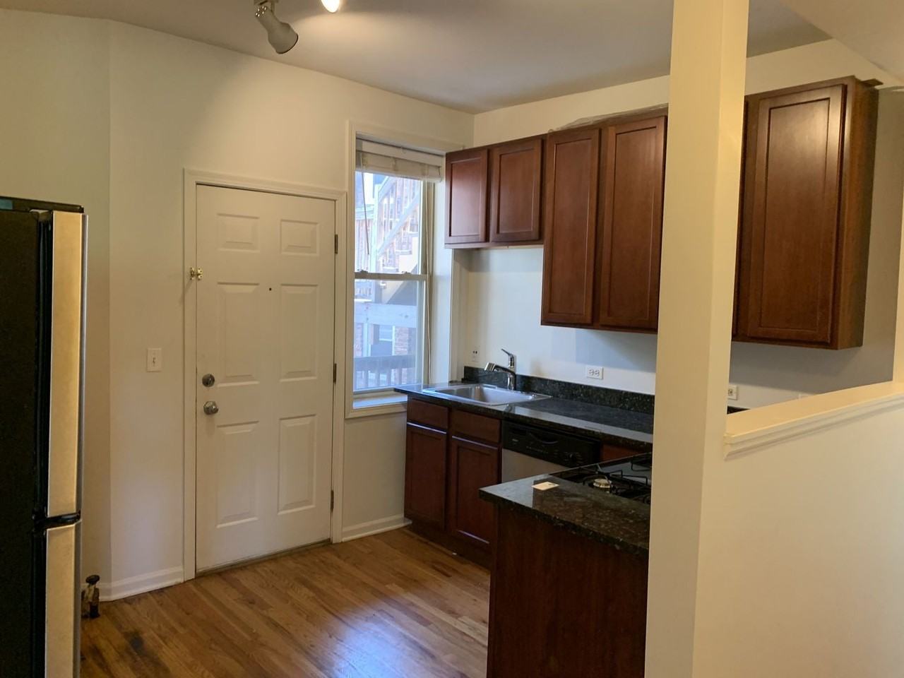 1943 W Chase Ave - Photo 5 of 15
