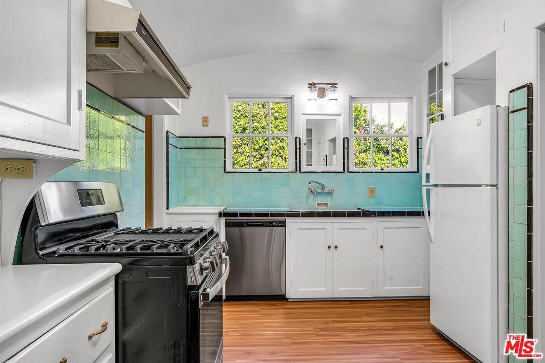 10630 Wellworth Ave - Photo 7 of 17
