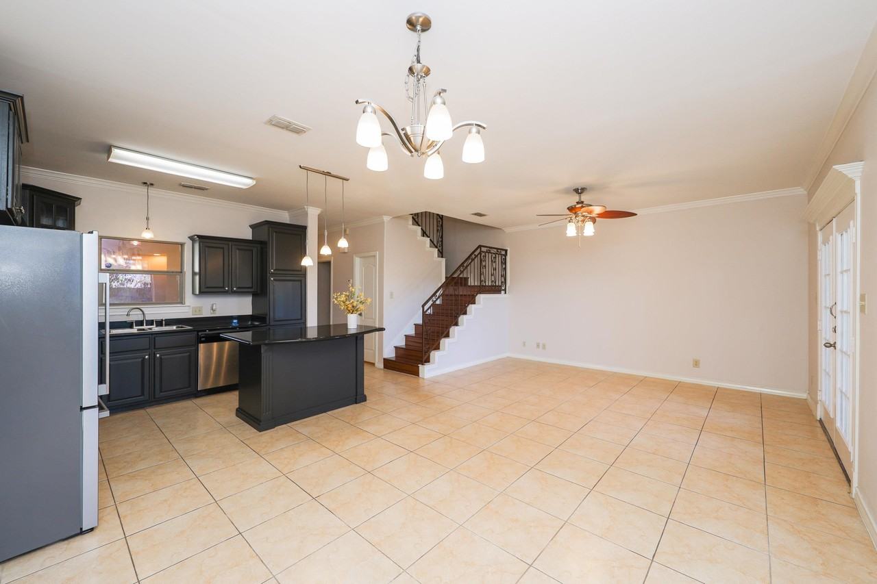 707 Saint James Dr - Photo 3 of 35