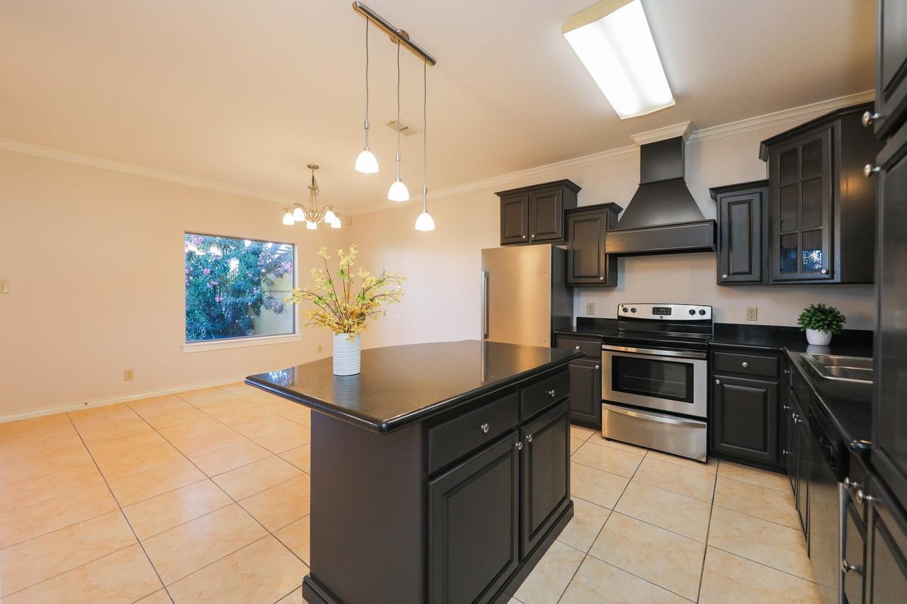 707 Saint James Dr - Photo 4 of 35