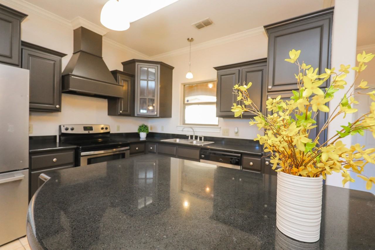 707 Saint James Dr - Photo 6 of 35