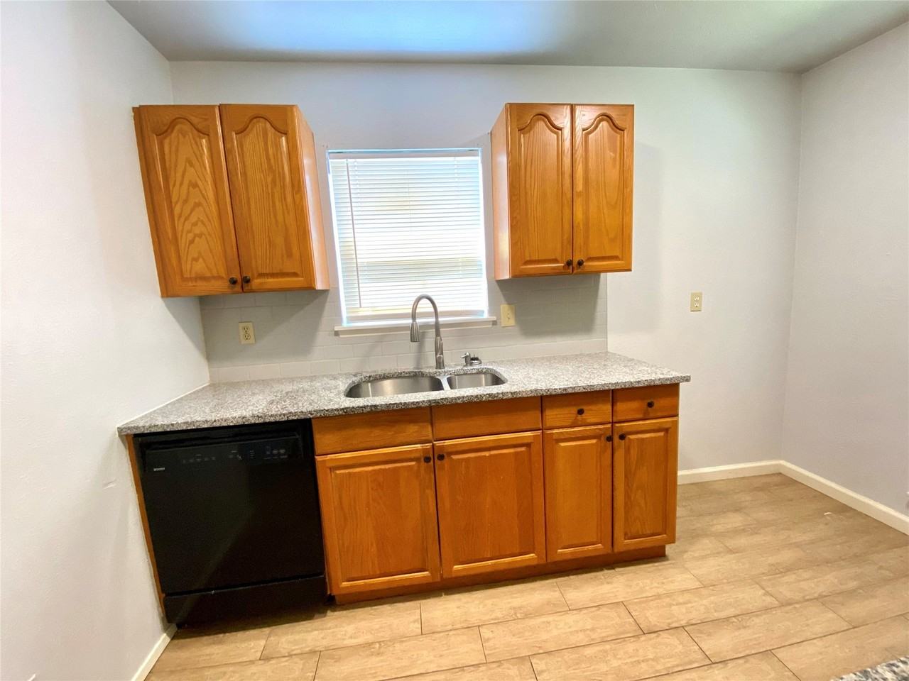 1428 Big Bend Dr - Photo 5 of 40