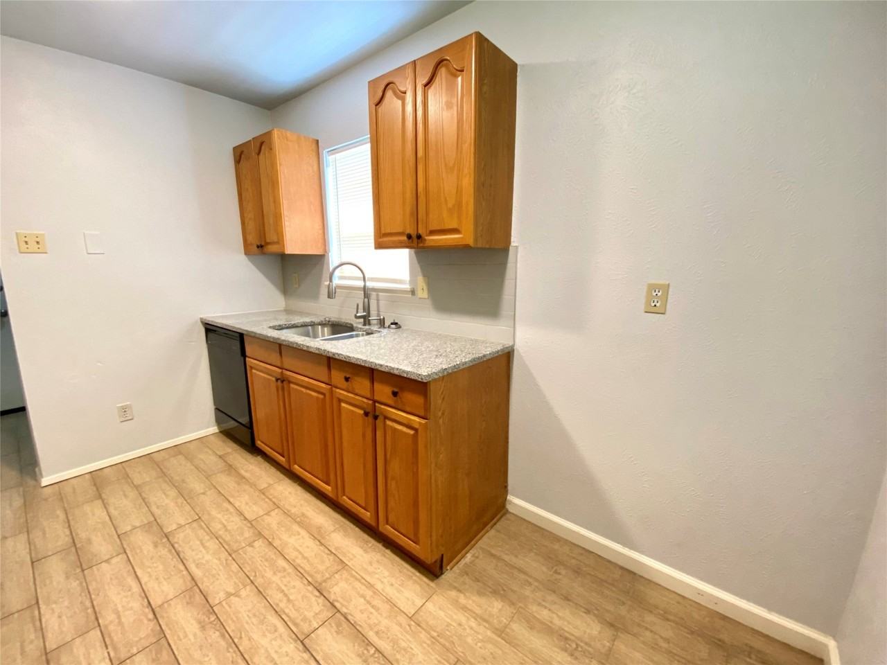 1428 Big Bend Dr - Photo 6 of 40