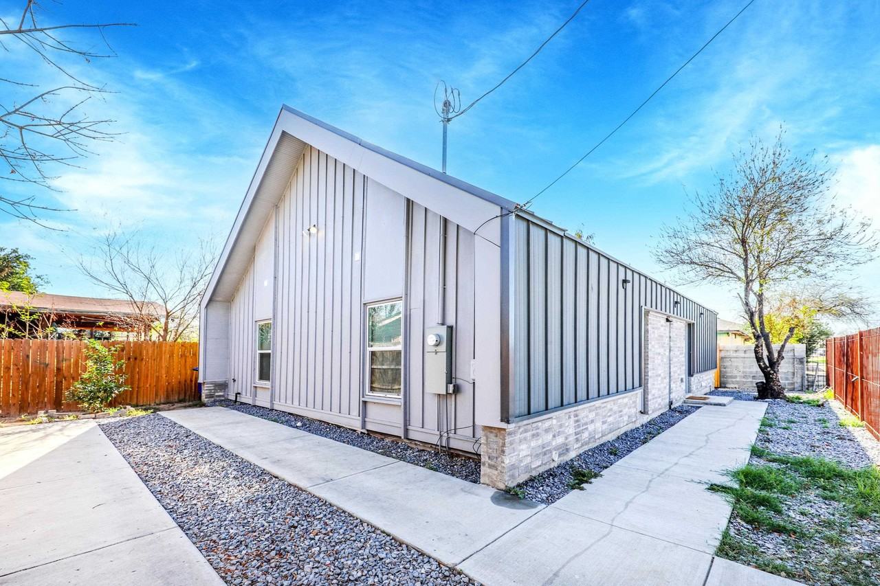 2301 Ligarde St - Photo 2 of 34