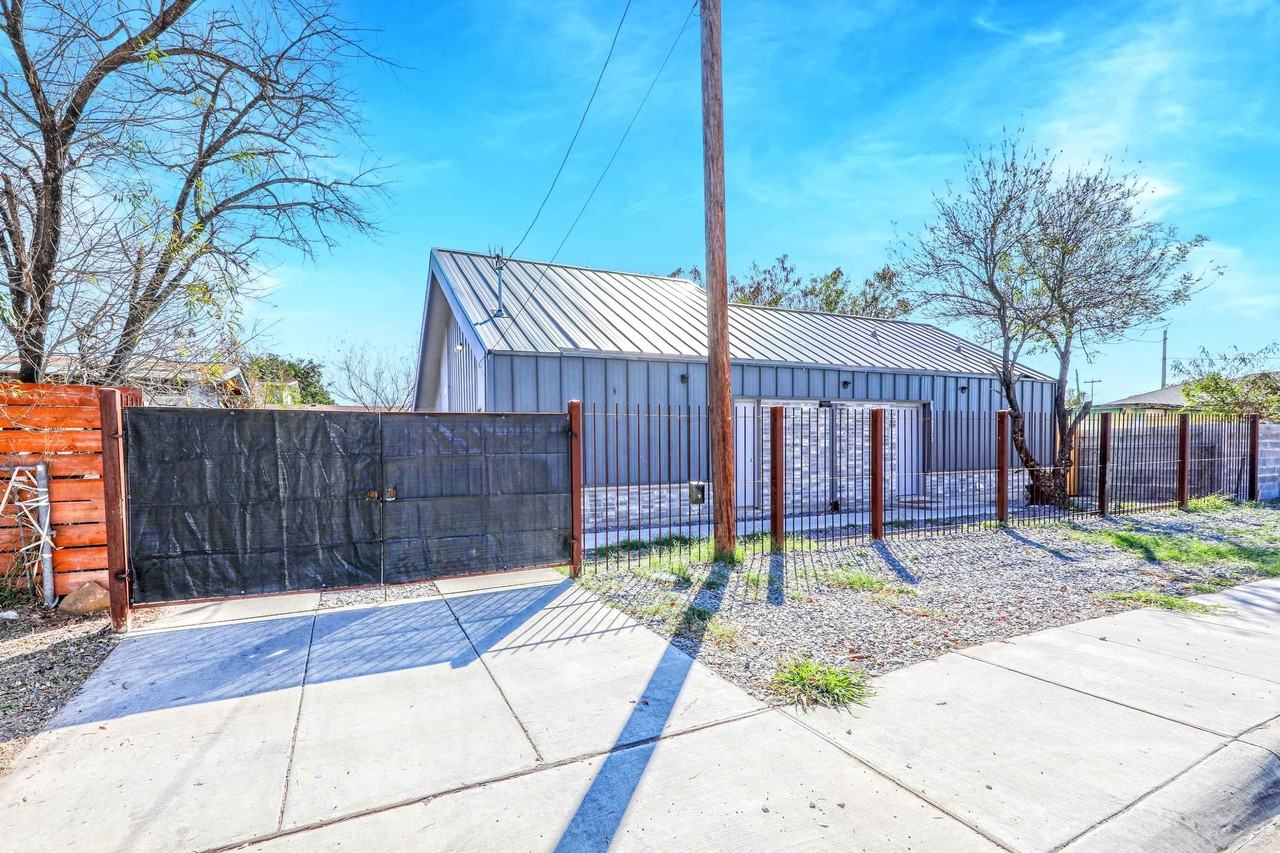 2301 Ligarde St - Photo 5 of 34