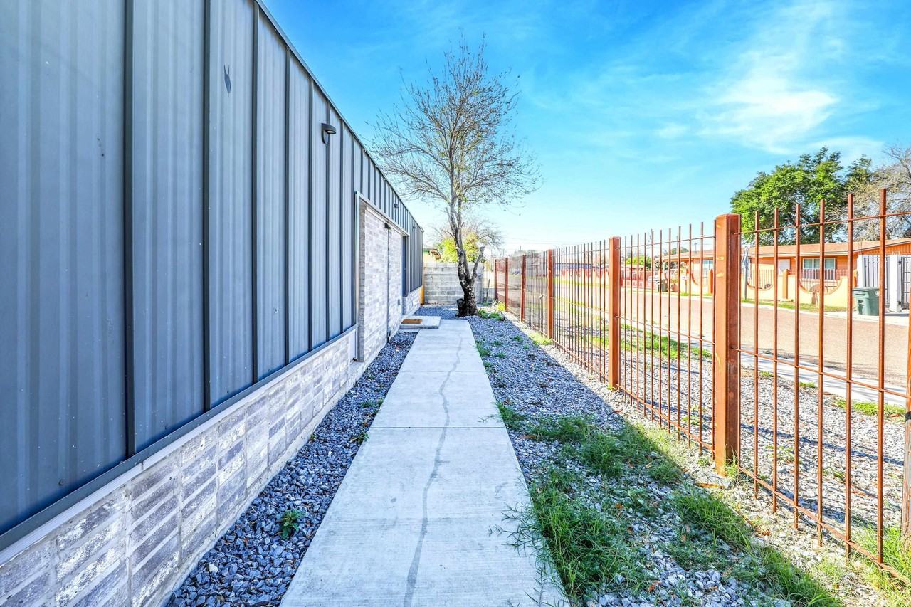 2301 Ligarde St - Photo 6 of 34