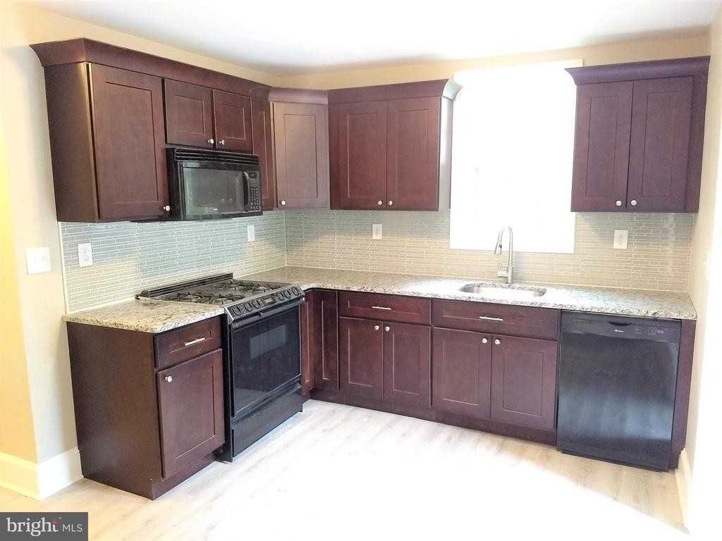 215 Stockton St - Photo 4 of 11