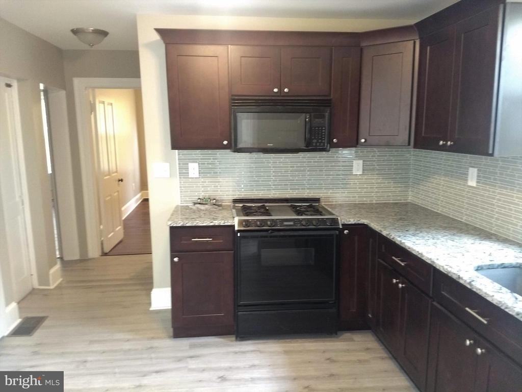 215 Stockton St - Photo 5 of 11