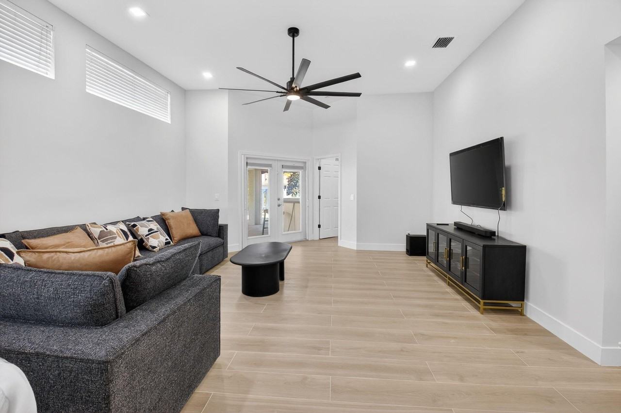 1095 Anchor Pt - Photo 4 of 40