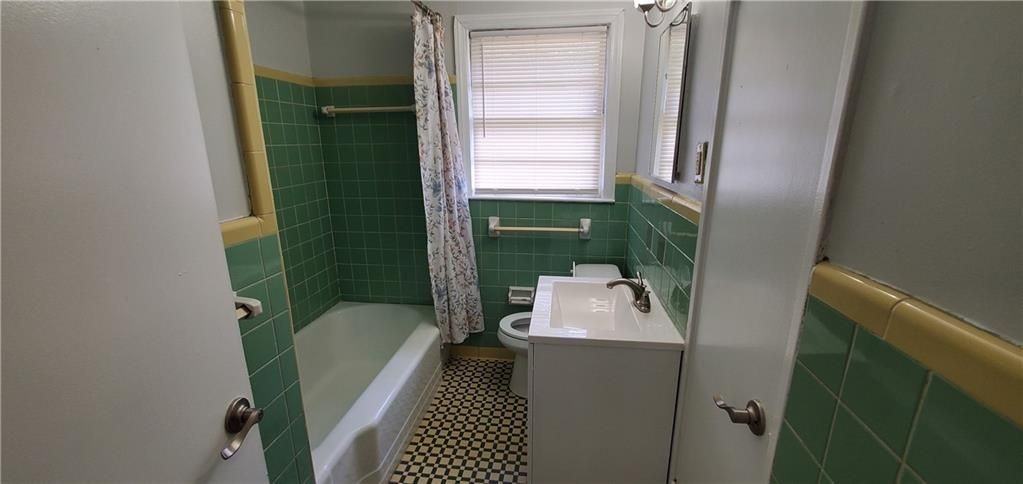 2704 Gresham Rd Se - Photo 3 of 9