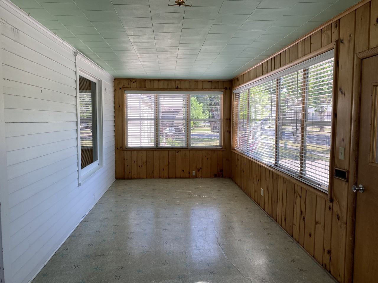 1216 10th St N - Photo 2 of 37