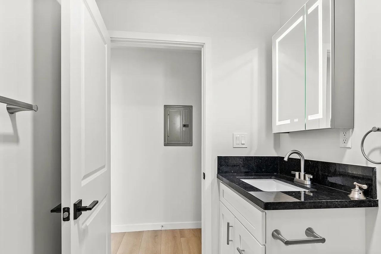 1902 N Hollywood Way - Photo 3 of 12